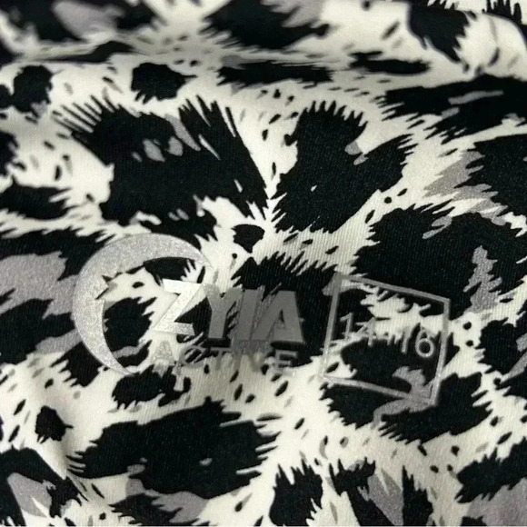 Zyia -  Snow Leopard Pocket Brilliant Hi-Rise Leggings - Picture 7 of 8